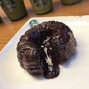 Was rather apprehensive in trying Starbuck's Molten Chocolate Cake because this cake is quite difficult to bake, but I decided to give it a try as I was craving for some chocolates.