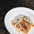 No more boring tomato-based pasta, you definitely must try this Asian Red Curry Seafood Pasta, a medley of seafood sits on a bed of al dente linguini.