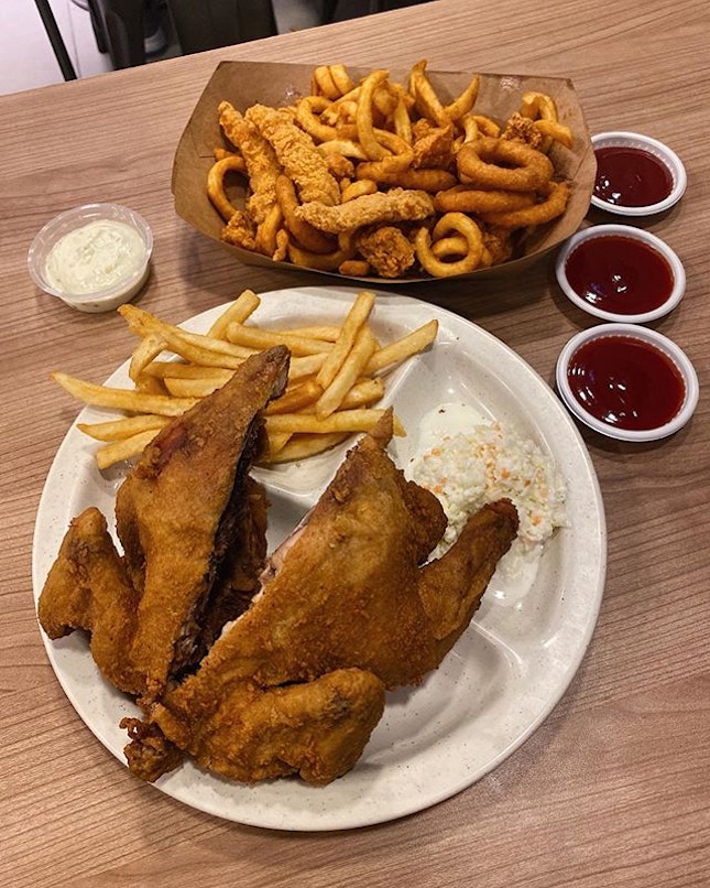 No fried chicken better than Arnold’s woohoo 🙌🏻🙌🏻🙌🏻 & a 4-in-1 platter of popcorn chicken, tenders, curly fries and onion rings for $8.90!