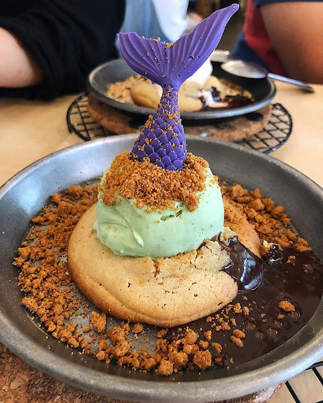 Mermaid Spirulina Ice Cream 🧜🏻‍♀️ ⁣
Swipe right for video 😍😍⁣
⁣
It looks CRAZY CUTE with the sea green coloured ice cream and cookie crumbs resembling cookie crumbs 😍😍😍.