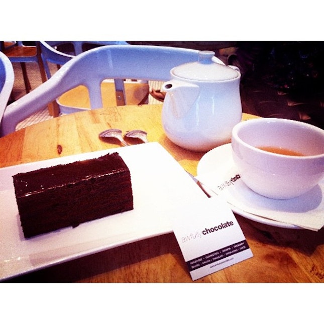 After bread time, is tea time..🍮☕ @kelvin1212 #awfullychocolate #cake #dessert #earlgrey #tea #singapore #instadaily