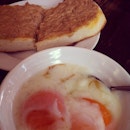 Good morning☀我就這樣浩浩蕩蕩的載弟弟從jb到mount austin吃早餐😲 #saturday #breakfast #yumyum #egg #tuna #bread #instagood #instadaily