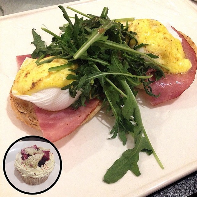Egg Benedict + Ume&Morello Cherry Cupcake👍所以，久違的新加坡！😘 #lunch
