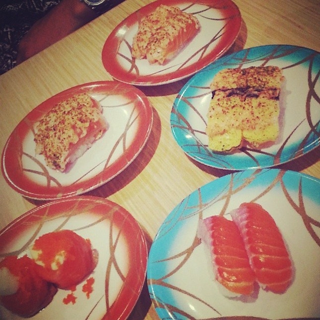 🇯🇵 🍣 🍣 🍣 #throwback #latelunch #outing #dating #boyfie #sushi #salmon #tamagoyaki #redplate #blueplate #greenplate #japanese #cuisine #food #foodporn #igfood #iglife #igmsia #instafood #instalife #instamsia