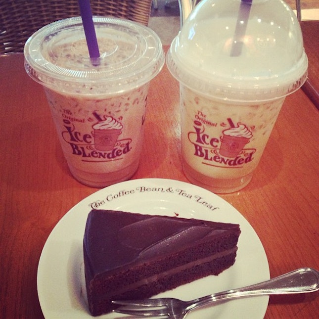#Midweek little #escape with the loved one #surabaya #wednesday #evening #snack #coffee #coffeholic #cbtl #chocolate #chocofudge #cake #yummy #delicious #kittencindy #loveit #likeit #kuliner #instakuliner #ig #instafood #instagram #potd