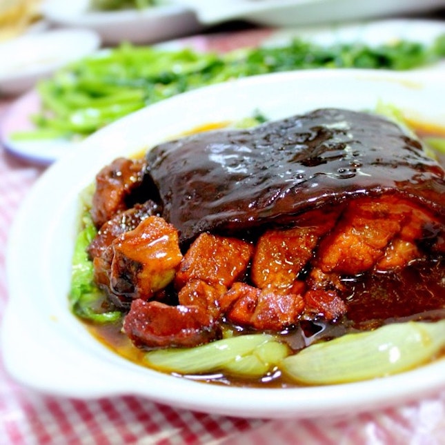 Traditional Hangzhou favourite. The greasy fatty succulent Dongpo Rou! It's Chinese wine braised pork of half fats half lean meat, named after poet Su Dongpo.