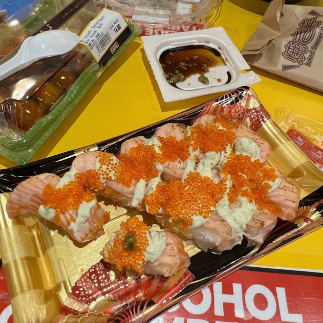 🍣12 piece salmon sushi set with wasabi mayo and masagos 