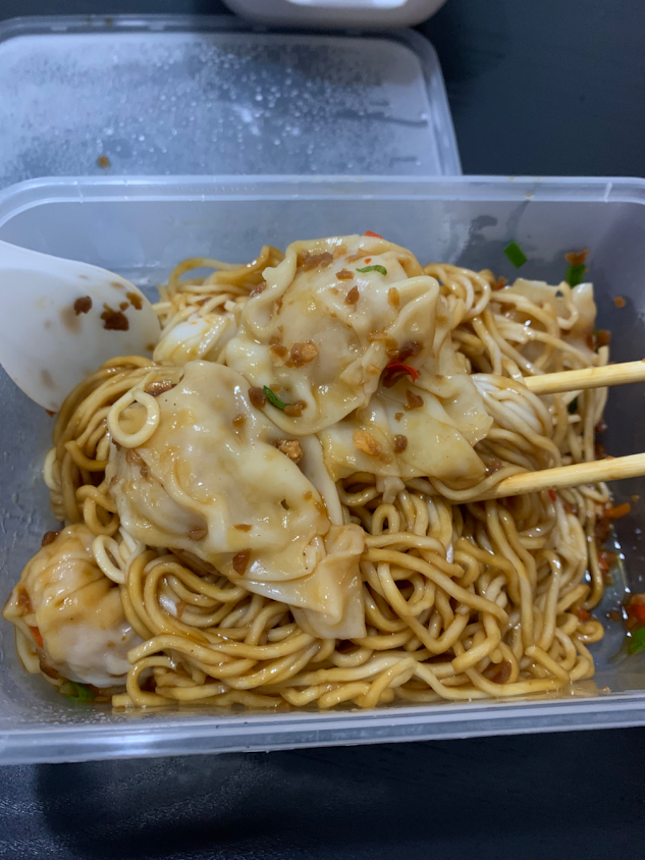 Dumpling noodles with red chili oil 红油抄手面