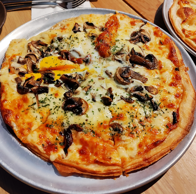Truffle mushroom pizza