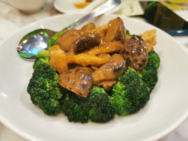Diced thick mushrooms with beancurd skin & broccoli 