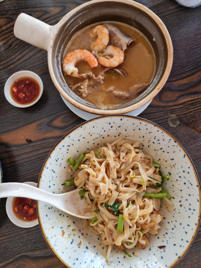 Good prawn noodle & tasty Ngoh Hiang