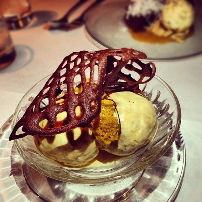 Honeycomb ice cream with chocolate tuile #livetoeat #food #foodie #foodporn #foodstagram #sgfood #sgfoodie #instafood #foodphotography #sgig
#igsg #dessert #icecream #honey #honeycomb #chocolate #tuile #ukfood #london #uk #michelin