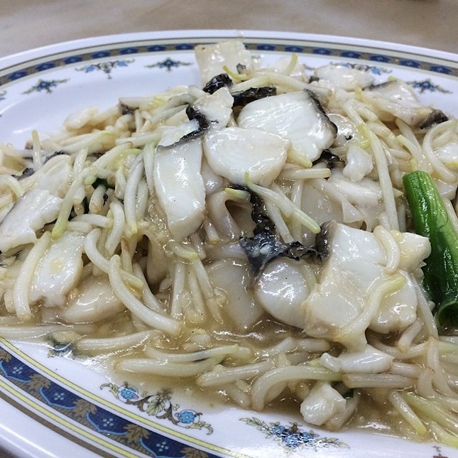 三捞河粉 - sliced fish fried with flat rice noodles and bean sprouts.
