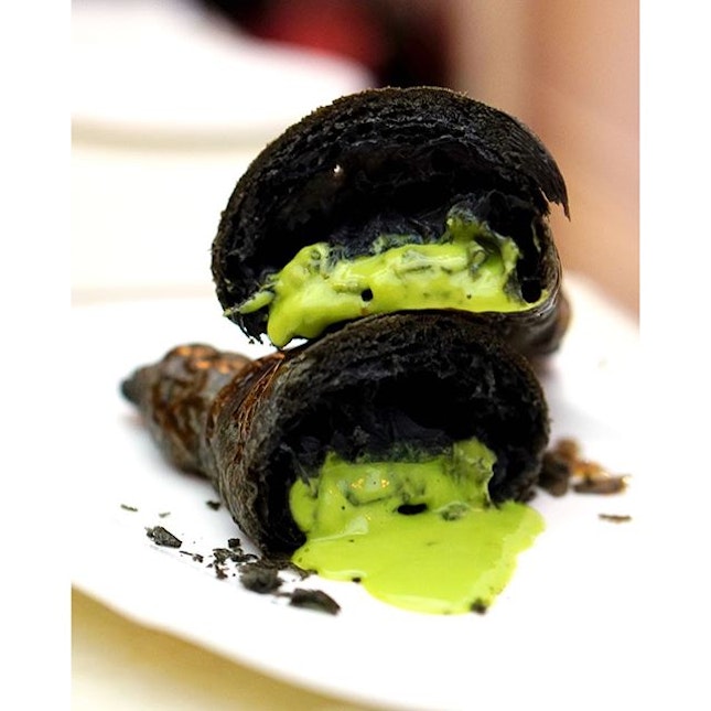If you're a fan of #AntoinetteSG Chef Pang's Queen's Kaya, you'll definitely love his new Charcoal Kaya #Croissant that is simply flowing with that light yet flavoursome #Kaya.