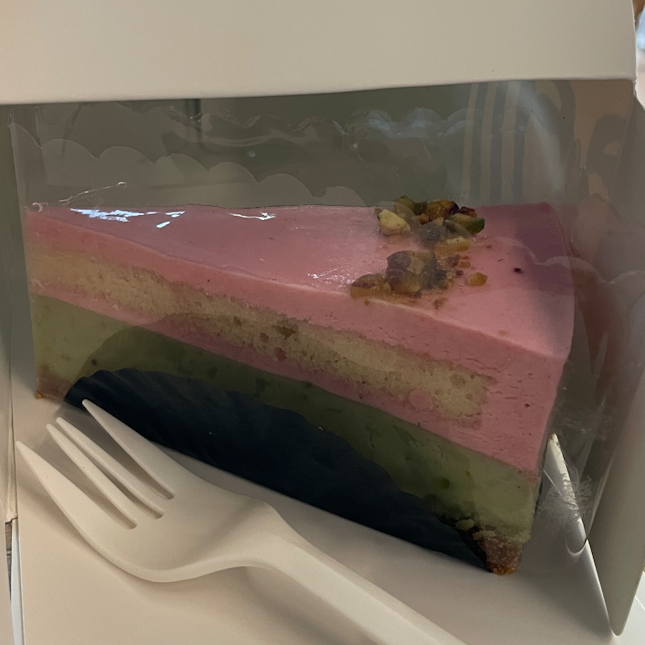 Xmas Edition: Berry Pistachio Cake