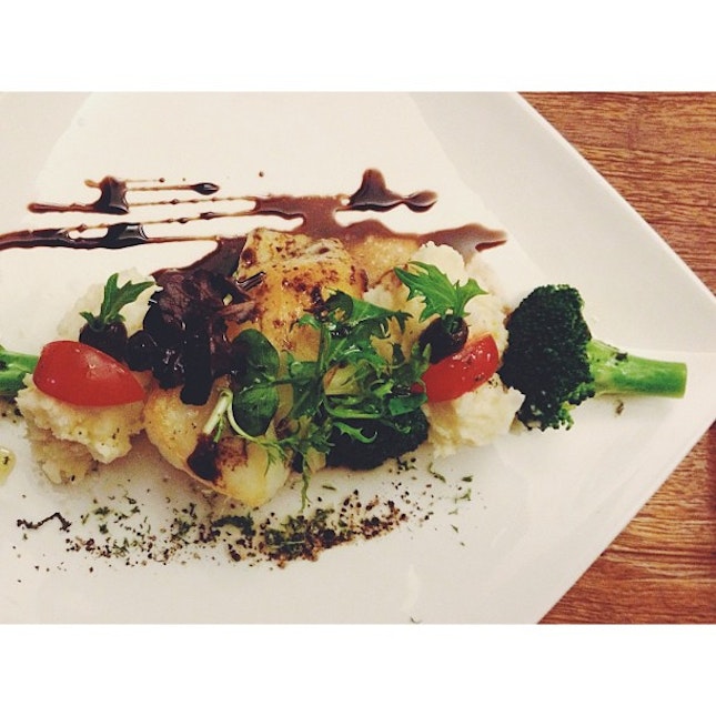Pan fries cod fish with mashed potatoes, broccoli and balsamic reduction