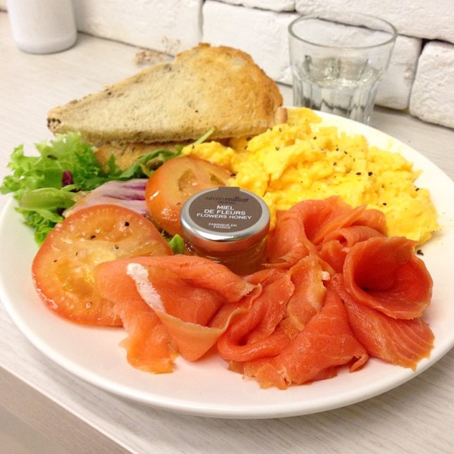 Salmon with scrambled eggs ($18): a hefty serving of smoked salmon.