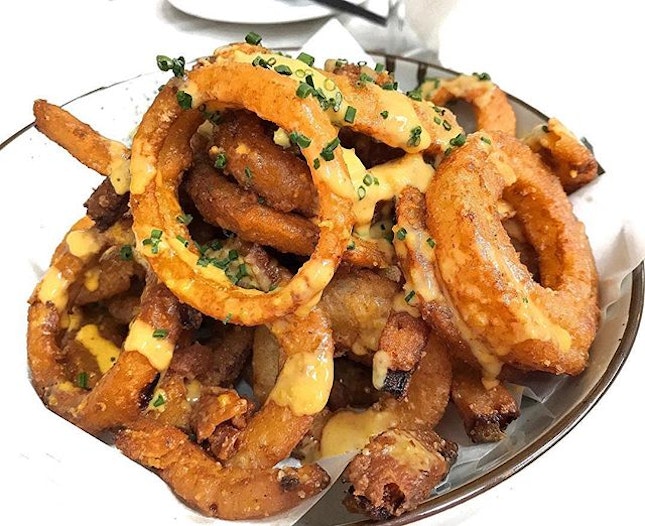 I'm definitely craving a huge bowl of Onion Rings drizzled with #saltedeggyolk sauce 😝😝