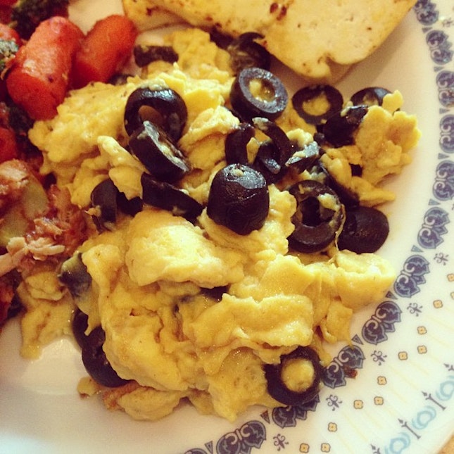 Experimented and my miso olive scrambled egg is NOMS NOMS.