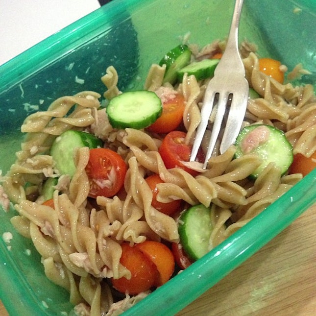 Whole wheat pasta and tuna with balsamic vinegar dressing!