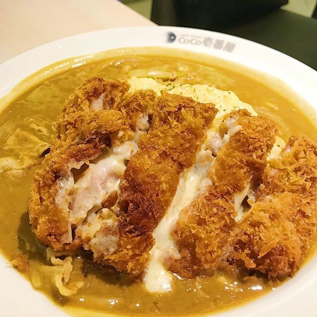 [RAFFLES CITY] Haven’t eaten @cocoichibanyasg for the longest time and the cheesy chicken katsu curry omurice with pork slices add-on was crazy satisfying.