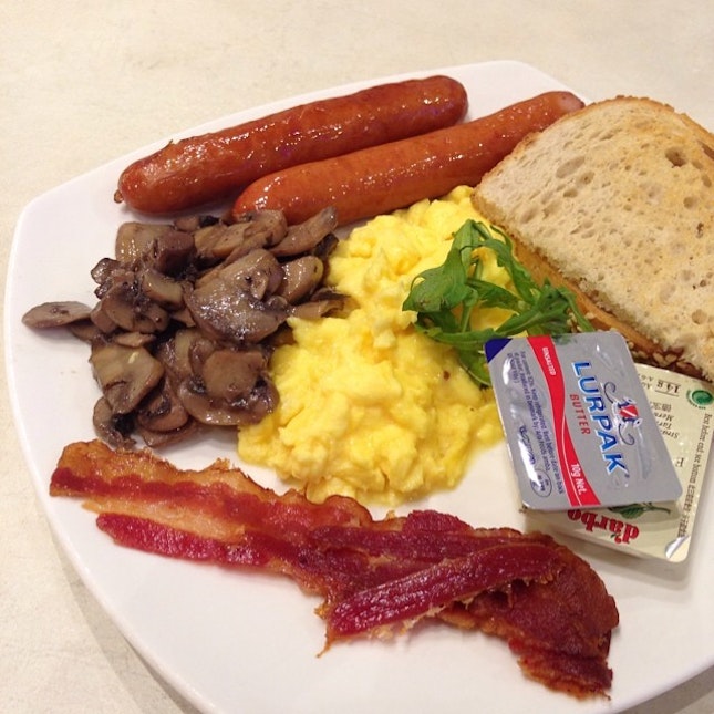 #breakfast #toast #bacon #scrambledegg #mushroom #sausages #whatvinaeat