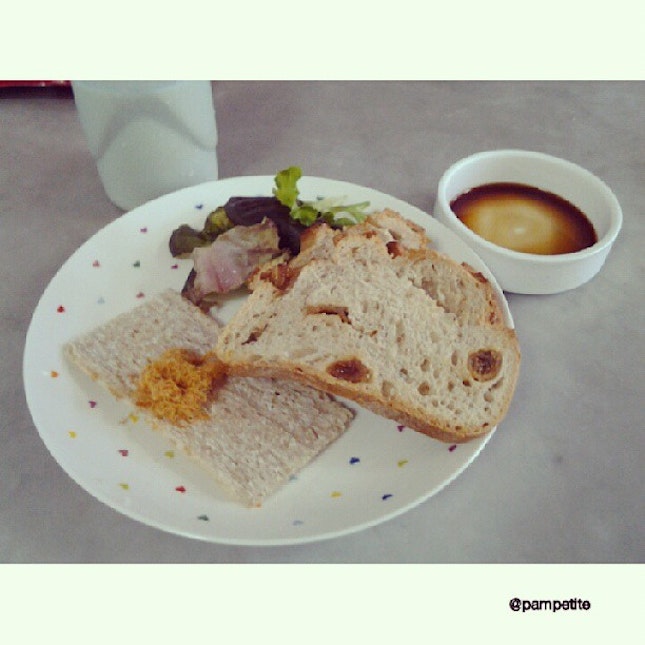 #crispy #bread #fig #lemon #fennel #seed #salad and #balsamic #vinegar with #vanilla #shake #breakfast