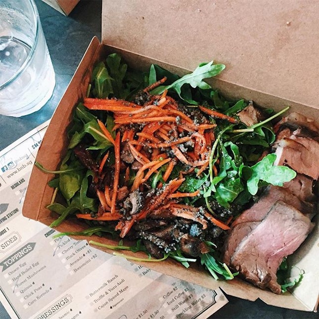 Wish I had a better picture of this, but I gotta post it anyway because it was SO GOOD 😍 think I've found a new "salad" place, thanks @faithwxyz for accompanying me 🙆🏼 a generous portion of roast beef on a bed of rocket leaves, drizzled with the most delicious honey balsamic dressing, topped with forest mushrooms, pickled carrots and...see those black specks?