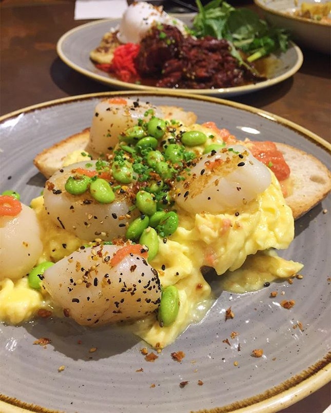 Yay we survived Monday 🙌🏼 one of yesterday's #brunch items, featuring five plump, juicy #scallops atop a bed of creamy scrambled eggs, elevated with a drizzle of #mentaiko for an umami finish.