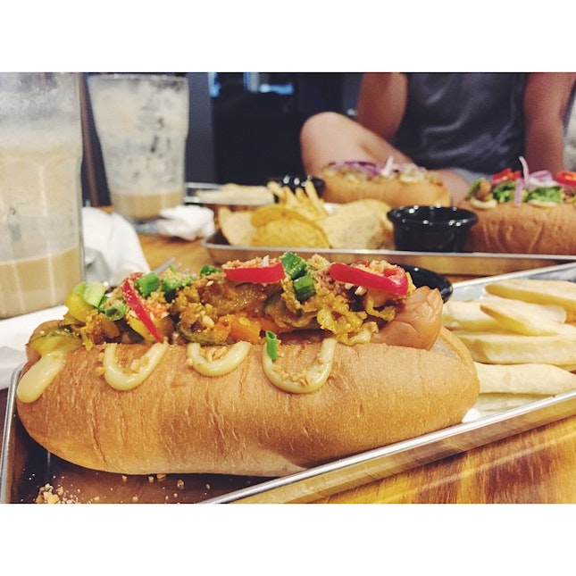 Hor-logsomeness at this newest eastside cafe, architecture/ID firm & store 😁 #hotdog #achar #singlish #sgig #sgcafes #vsco #vscocam #vscogram #vscocollections #vscophile #sgfoodies #foodgasm #sharefood #foodphotography #instafood #vscofeature #foodporn #vscofood #vscovibe #vscostyle #vscocomp #vscoaesthetics #vscocamsg #burpple