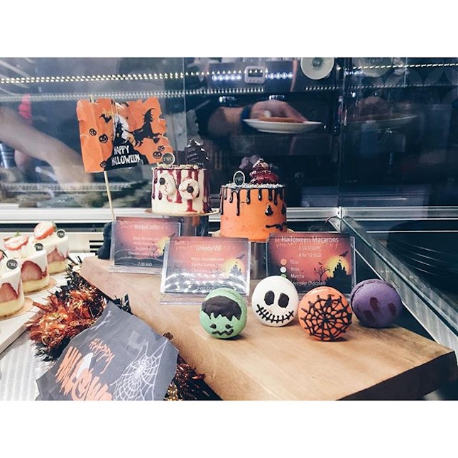 Trick or #sweettreat 🎃 #Halloween #macarons #cake #sgig #sgcafes #vsco #vscocam #vscogram #vscocollections #vscophile #sgfoodies #foodgasm #sharefood #foodphotography #instafood #vscofeature #foodporn #vscofood #vscovibe #vscostyle #vscocomp #vscoaesthetics #vscocamsg #burpple