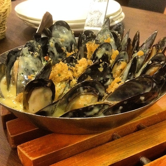 Mussels with garlic butter sauce!!