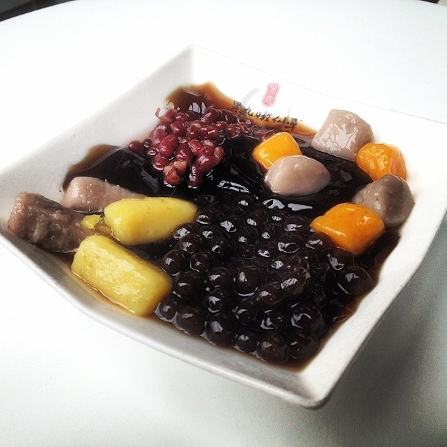 Grass jelly with yam, tapioca, sweet potato, red bean, tapioca pearls and winter melon flavored ice~~~ it was ok, but I wasn't a fan of the winter melon ice :p #food #foodie #foodies #foodsg #foodstagram #foodgram #foodpic #foodpics #sgfood #sgfoods #sgfoodie #sgfoodies #dessert #ice #latergram