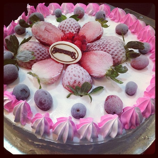 Cake for CNY :) #icecream #strawberry #blueberry #berries #cake #swensens #nom