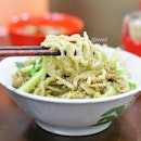 Mie Karet Ayam Biasa aja yang gak biasa 😁 @mie.chino @pasarsanta // Love the springy noodles !