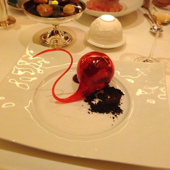 #LeCirque#foodporn#dessert#sugarsphere#Bellagio#LasVegas
You know a dessert is good when it looks like that!!