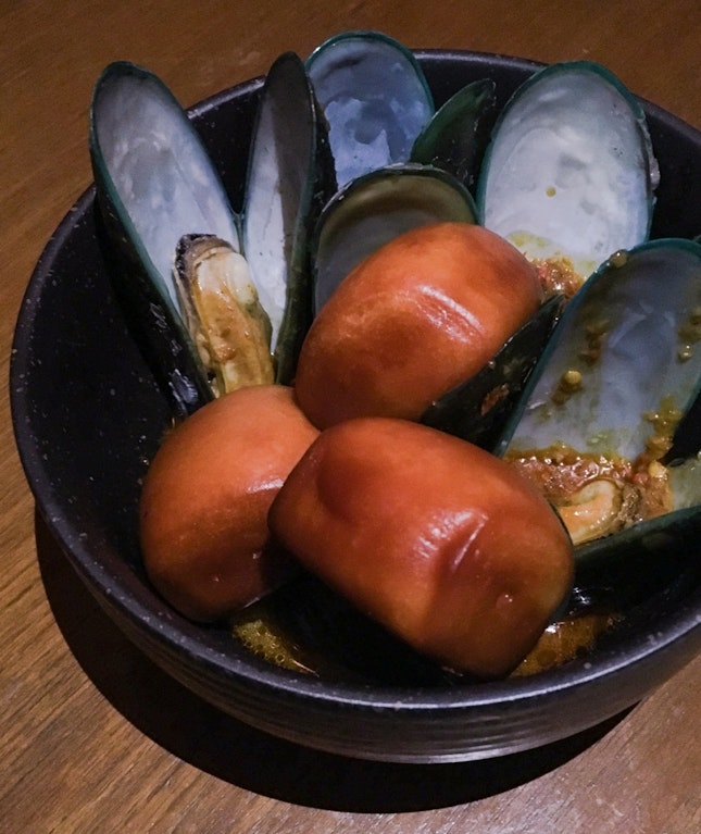 Curry Mussels with Mantous