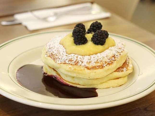 It's pancake month at Clinton St and their first special pancake for this week is {Blackberries and Lemon Curd Pancakes}!
