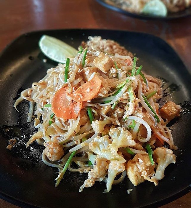 Made a spontaneous decision to eat {Pad Thai} for lunch today, as if I was marking the "one year anniversary" since we came back from our 6-week Field Studies trip in Thailand lolll (and also got reminded again because of @letstakeflight's post haha) 😂  Sobbsss I miss Thailand and the people and the food 😌
