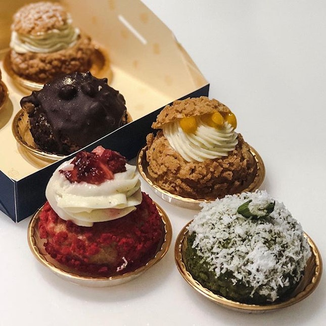 @ollella_singapore choux are one of the best around 💙🖤💖💛💚 Picture here is their different creations of choux - SGD3.60/PC 💁🏻‍♀️
1️⃣ Vanilla Mascarpone 
2️⃣ Nutella Rocher
3️⃣ Strawberry Shortcake 
4️⃣ Refreshing mango pomelo sago
5️⃣ Flowy gula melaka-ondeh ondeh
—-
They are seriously good and there’s nothing I don’t like about it.