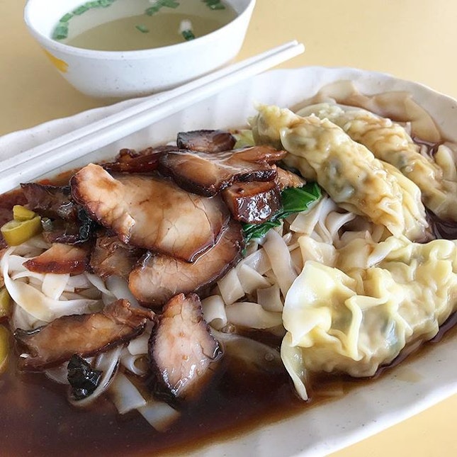 You know the right choice to make when you step into a hawker centre and see one stall with a snaking long queue with both locals and expats.
