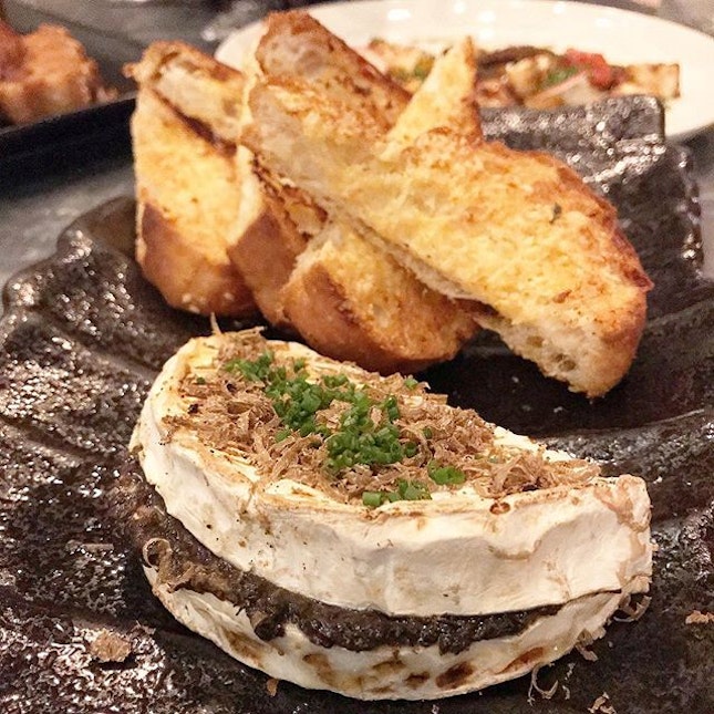 You haven’t been to @tessbarsg if you haven’t tried their Baked Camembert stuffed with Minced Forest Mushrooms, topped with White Truffle Oil.
