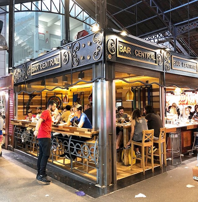 In the middle of the La Boqueria market and just in front of a pork shop, we found this grill bar.