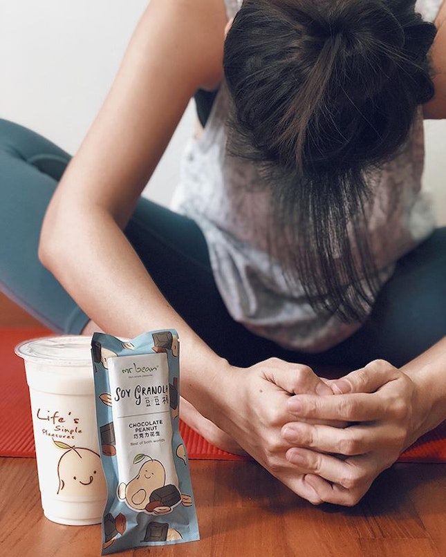 Post yoga snacks with @mrbeansg soya milk and granola bars 😋.