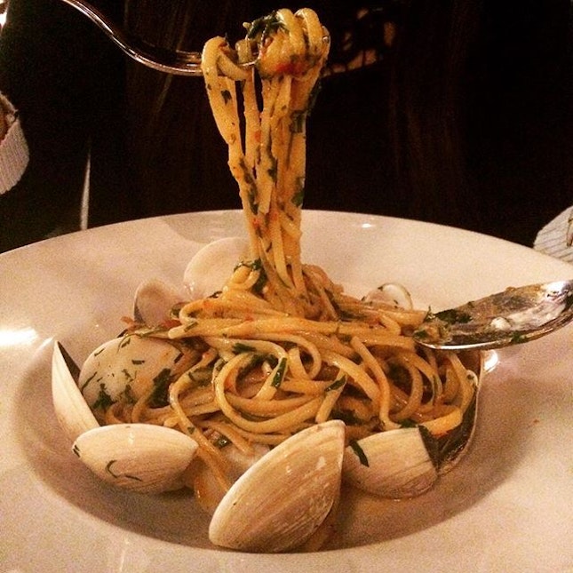 Linguine with clams, pancetta & spicy chilies ($29)