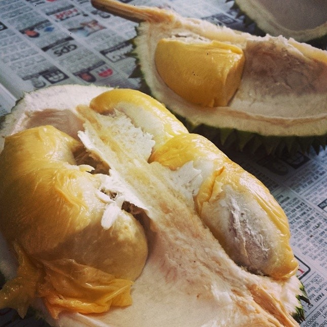 Mom treat durian for tea #durian #KingofFruits #Gardeniamakan #Gardenia #Singapore #makan #foodposting #foodgasm #Sunday #sinful