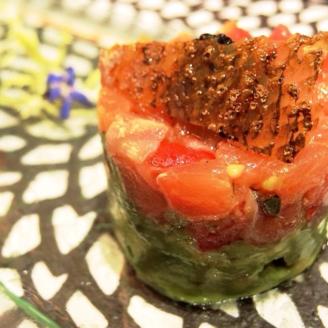 How does Norwegian salmon tartare with creamy avocado cubes and Avruga caviar as a starter sound?