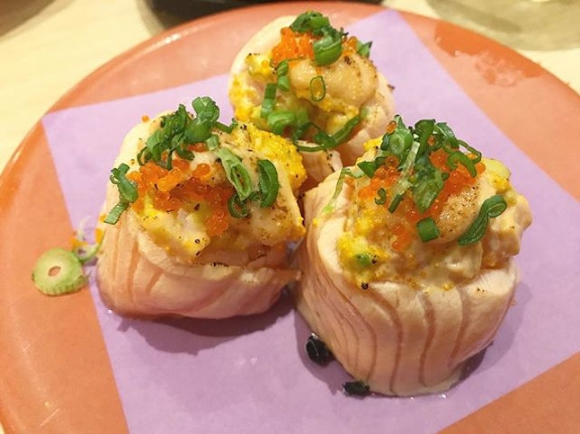 Salmon Aburi Mentai Roll from @ichibansushi.sg - so shiokkkkkk 😋 Luscious slices of salmon torched to perfection.