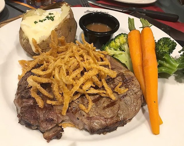 Steak topped with fried onions 🥩
.