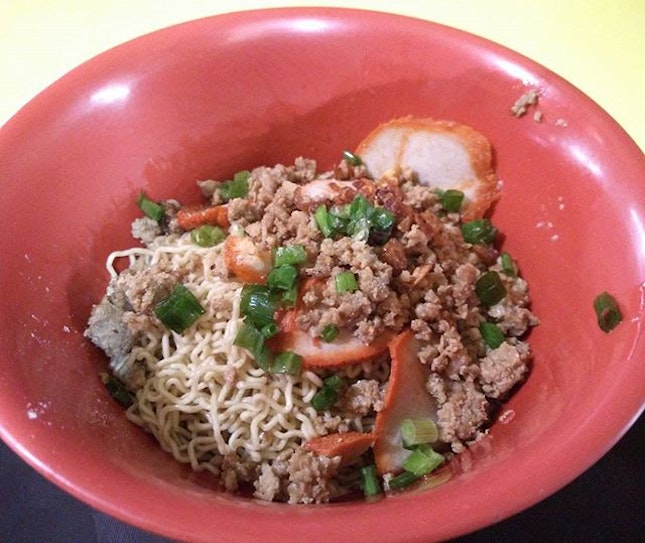 I didn't know there was a Sarawak kolo mee stall at Haig road hawker, until I googled!